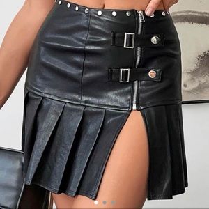 Buckle pleated skirt